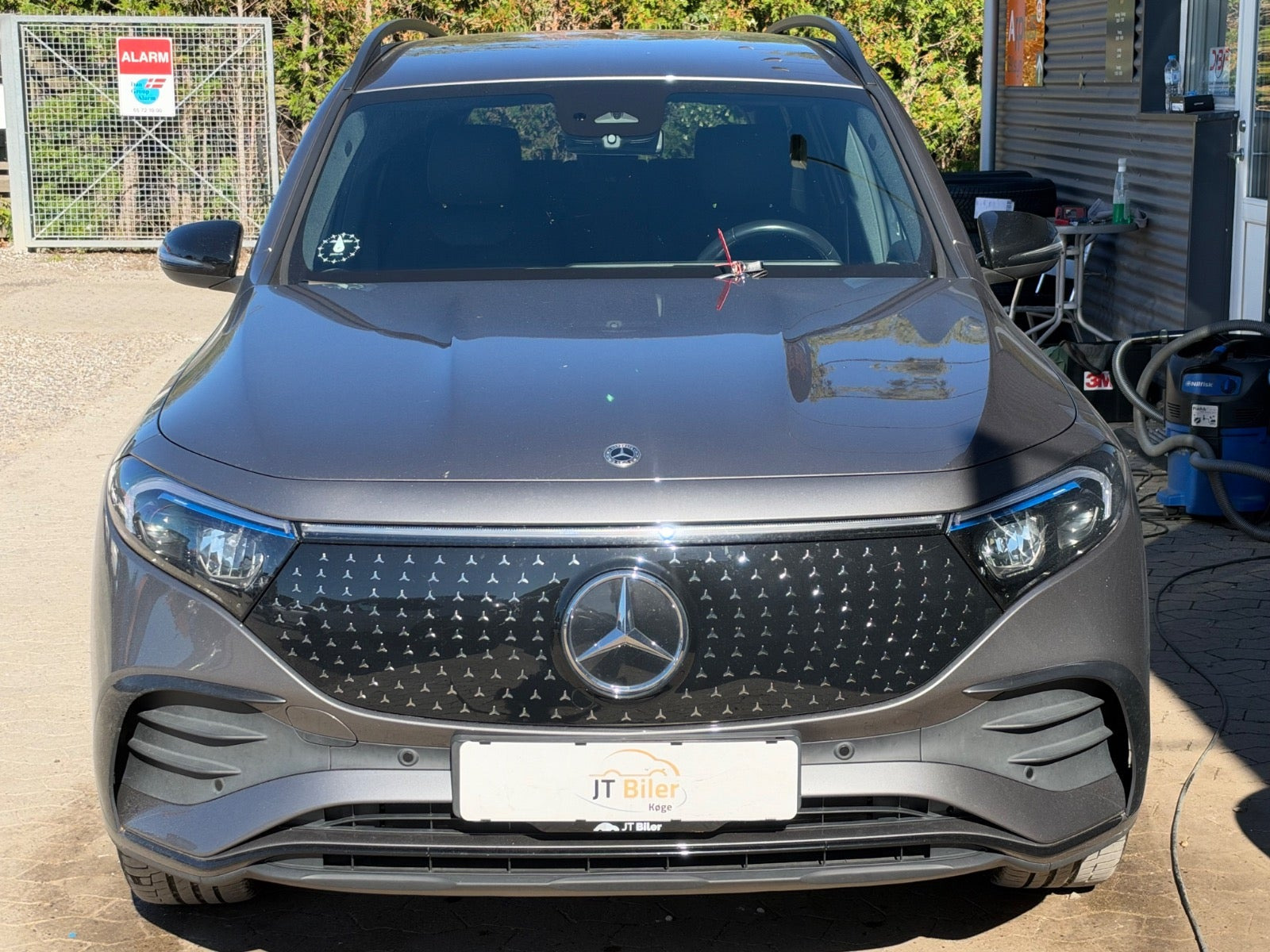 Grå Mercedes EQB250+ fra 2024