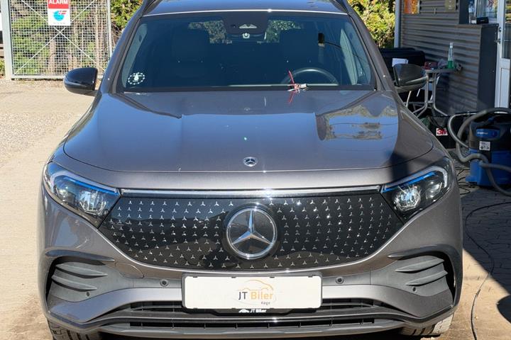 Grå Mercedes EQB250+ fra 2024