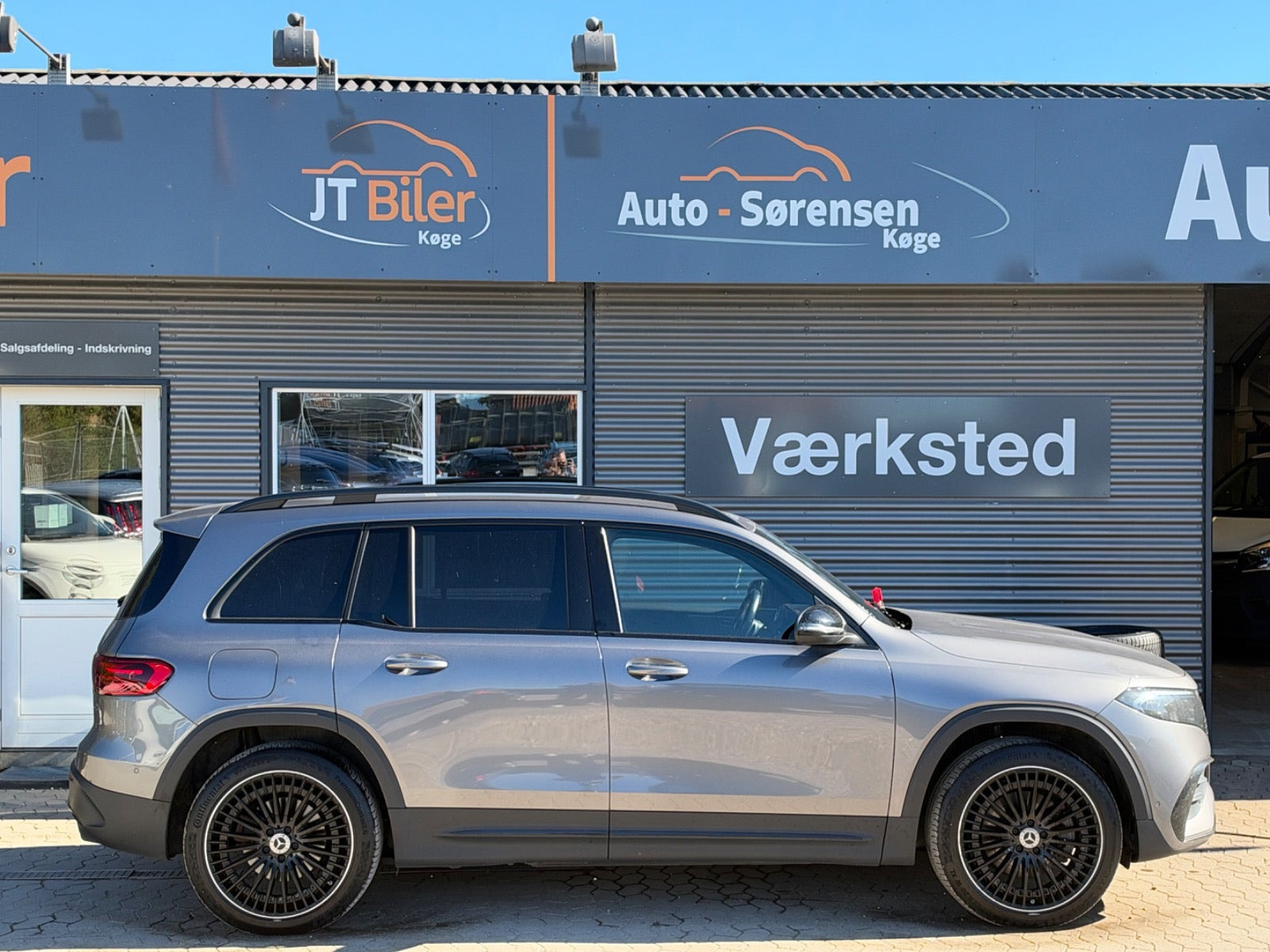 Grå Mercedes EQB250+ fra 2024
