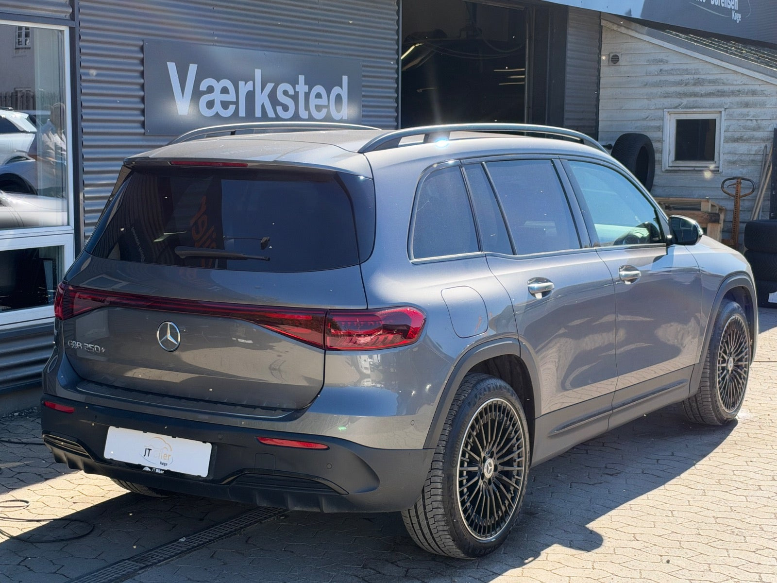 Grå Mercedes EQB250+ fra 2024