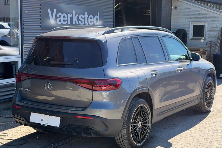Grå Mercedes EQB250+ fra 2024