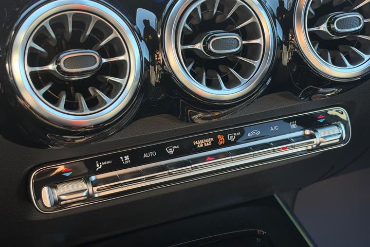 Grå Mercedes EQB250+ fra 2024