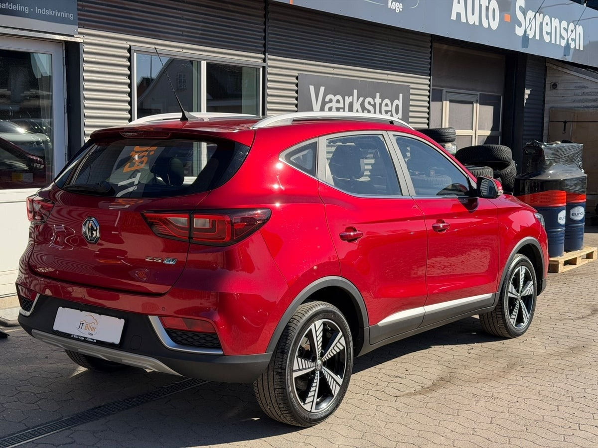 Rød MG ZS fra 2021