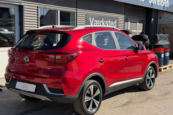 Rød MG ZS fra 2021