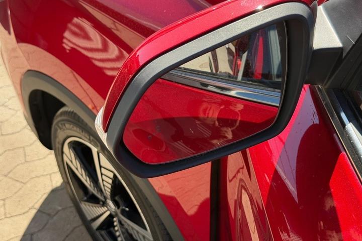 Rød MG ZS fra 2021