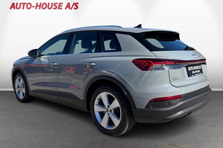 Grå Audi Q4 e-tron fra 2022