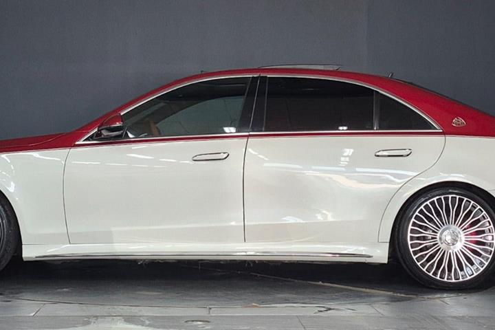 Hvid Mercedes S320 fra 2008