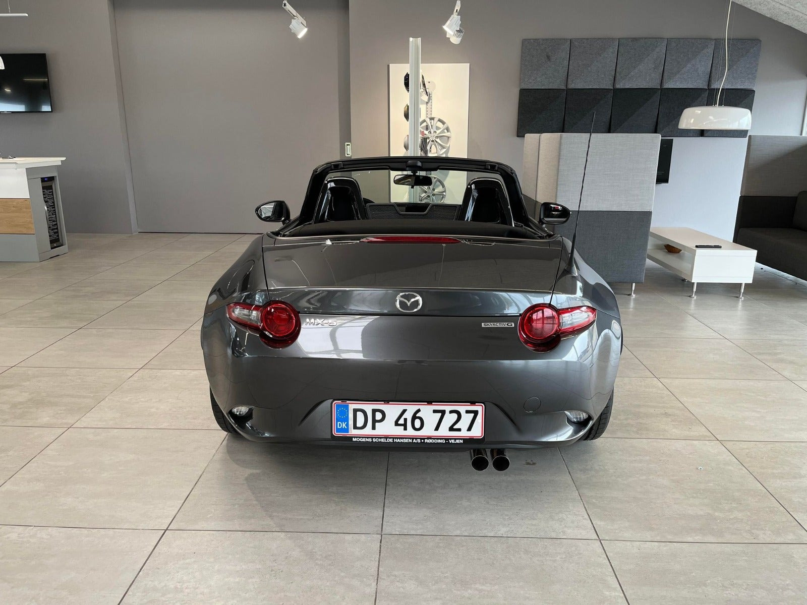 Grå Mazda MX-5 fra 2022