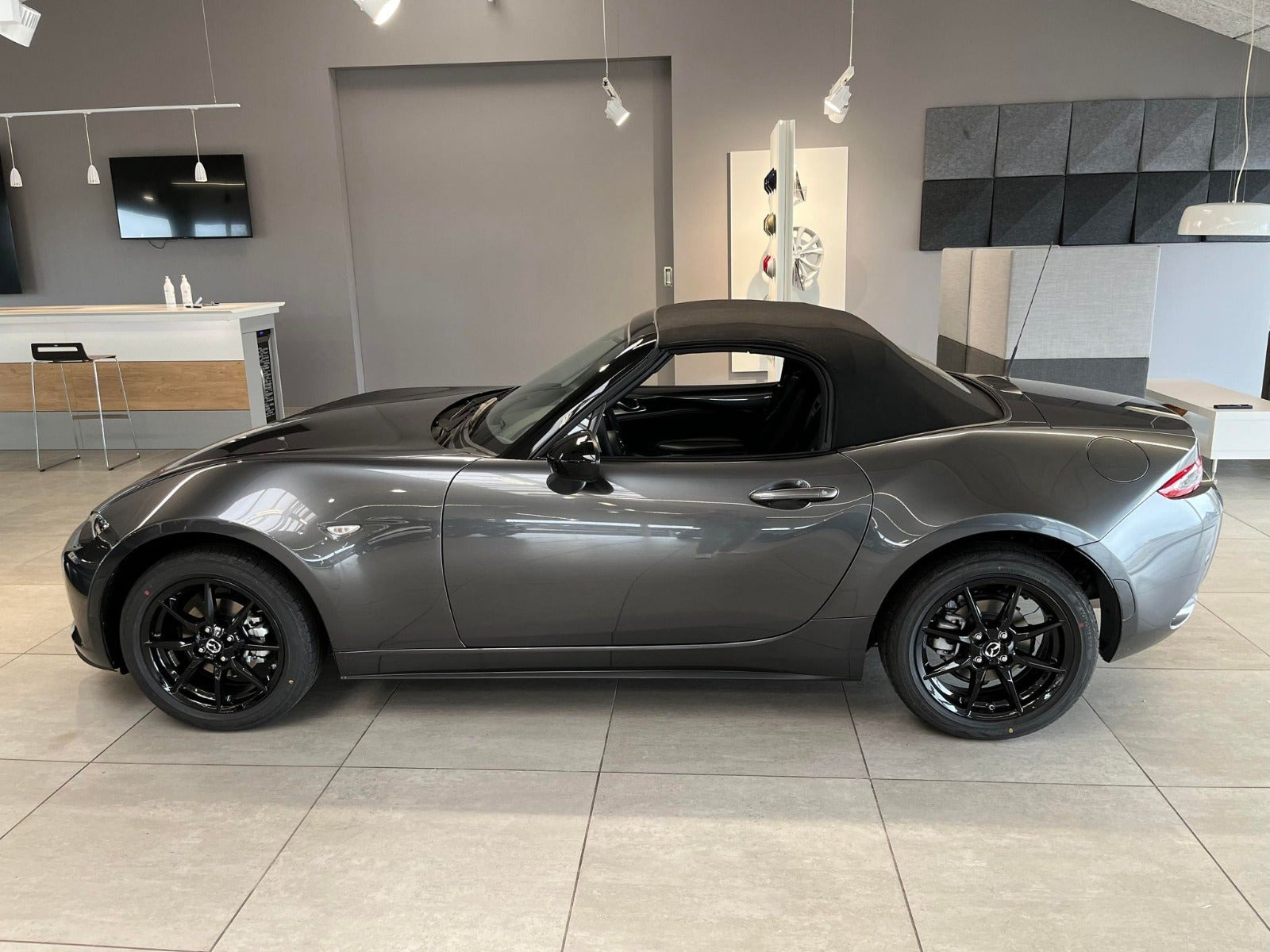 Grå Mazda MX-5 fra 2022
