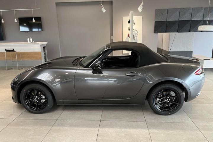 Grå Mazda MX-5 fra 2022