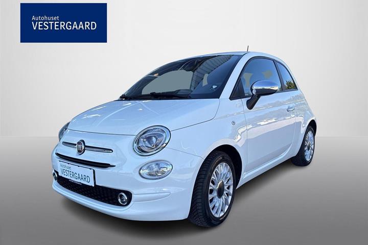 Hvid Fiat 500 fra 2024 set udefra
