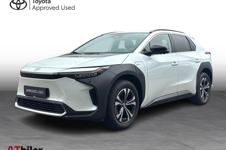Hvid Toyota BZ4X fra 2025 set udefra