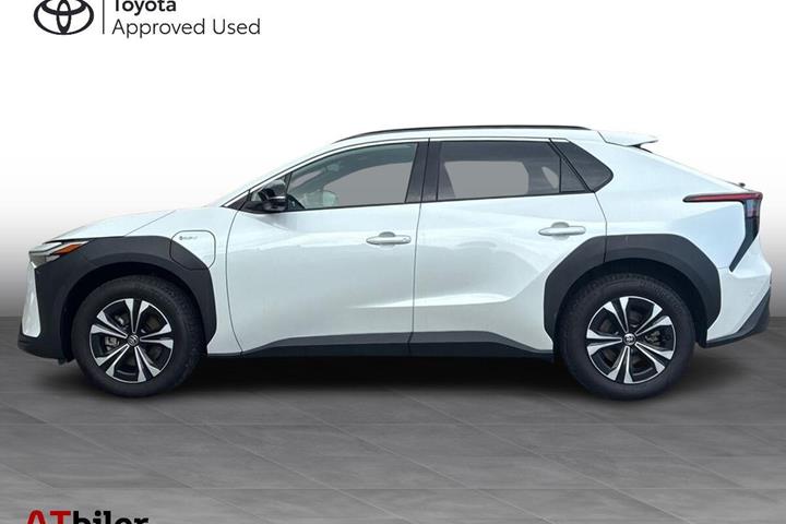 Hvid Toyota BZ4X fra 2025
