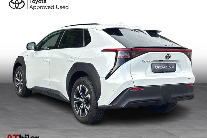 Hvid Toyota BZ4X fra 2025