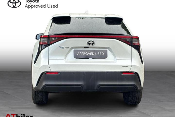 Hvid Toyota BZ4X fra 2025