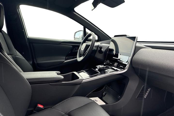 Hvid Toyota BZ4X fra 2025