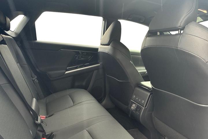 Hvid Toyota BZ4X fra 2025