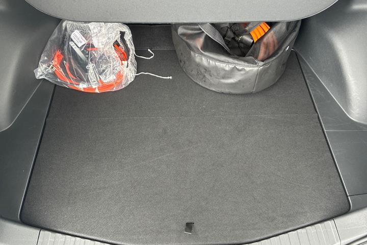 Hvid Toyota BZ4X fra 2025