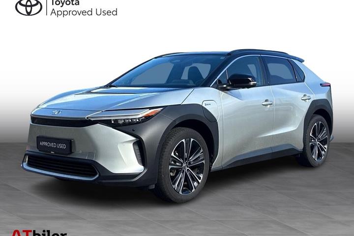Sølv Toyota BZ4X fra 2025 set udefra