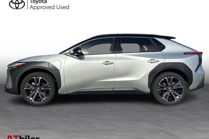 Sølv Toyota BZ4X fra 2025