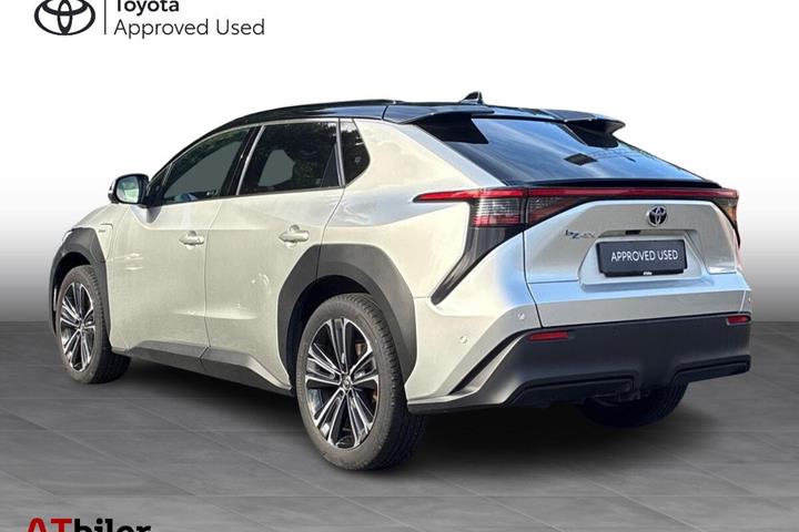 Sølv Toyota BZ4X fra 2025