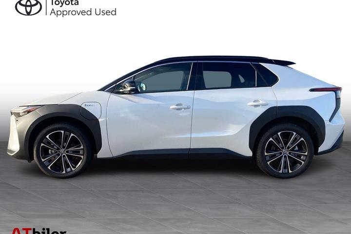 Hvid Toyota BZ4X fra 2025