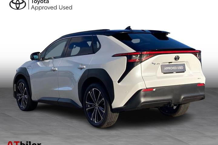 Hvid Toyota BZ4X fra 2025