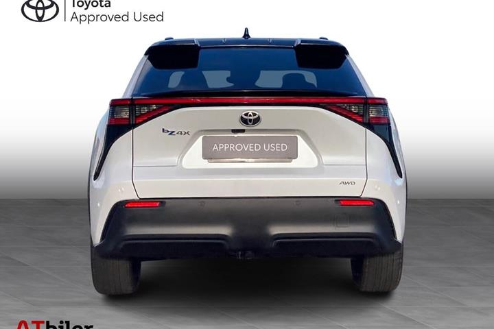 Hvid Toyota BZ4X fra 2025