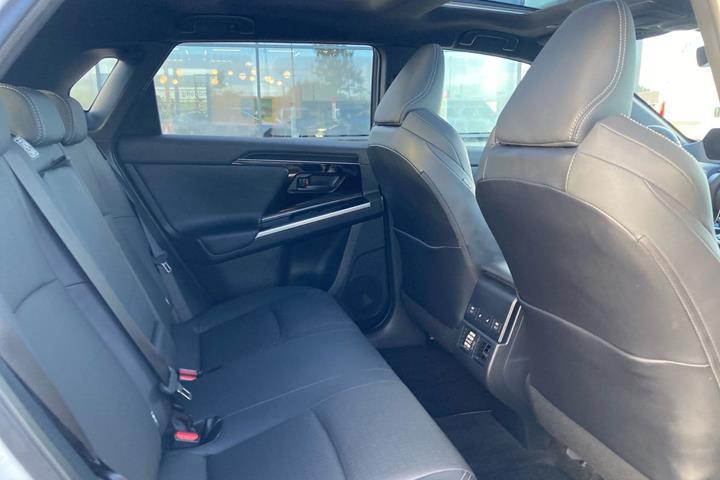Hvid Toyota BZ4X fra 2025