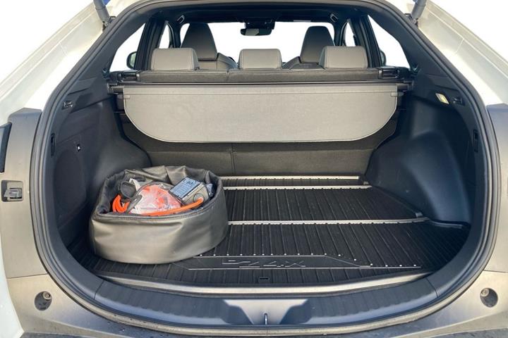 Hvid Toyota BZ4X fra 2025