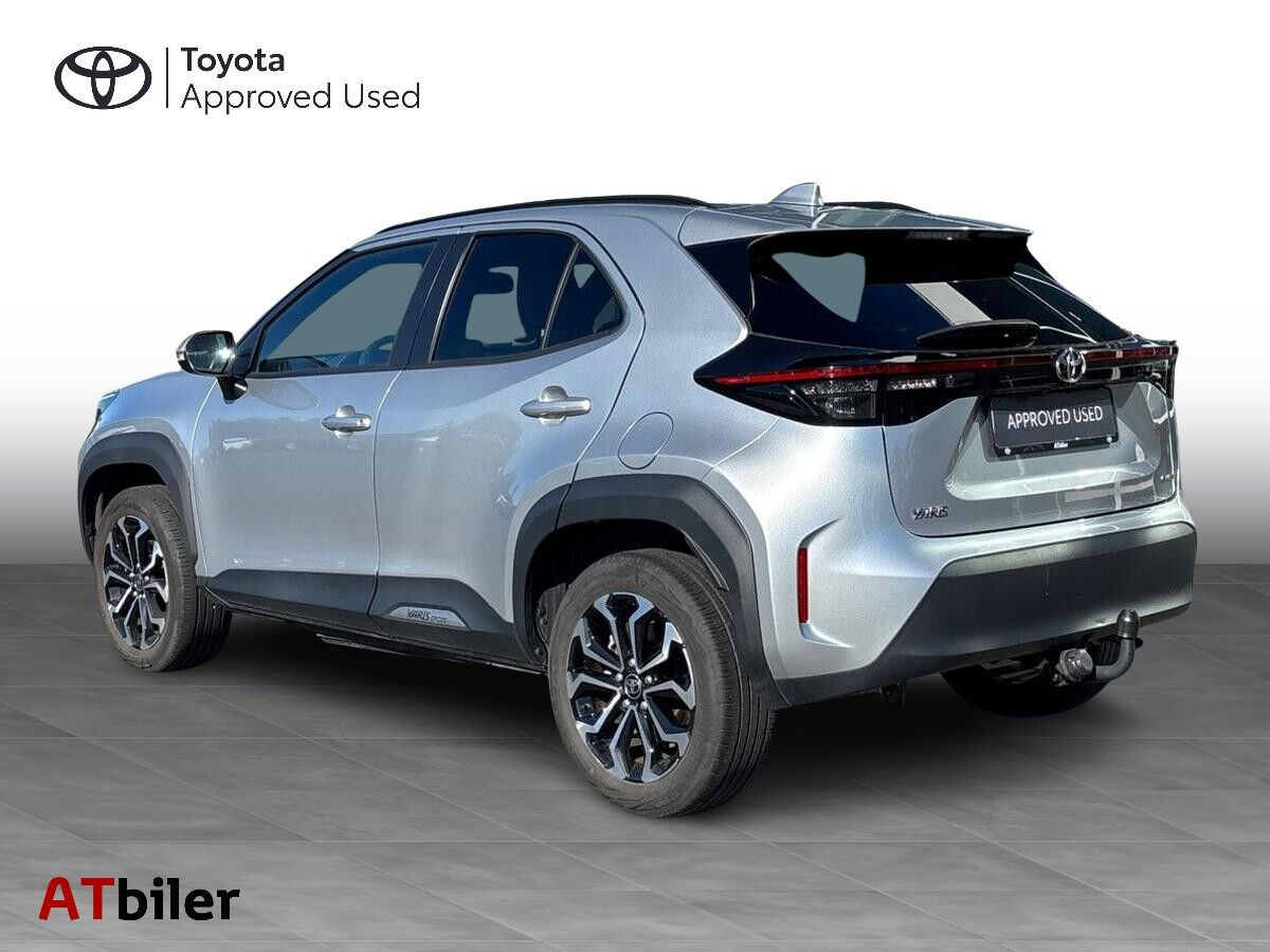 Sølv Toyota Yaris Cross fra 2024