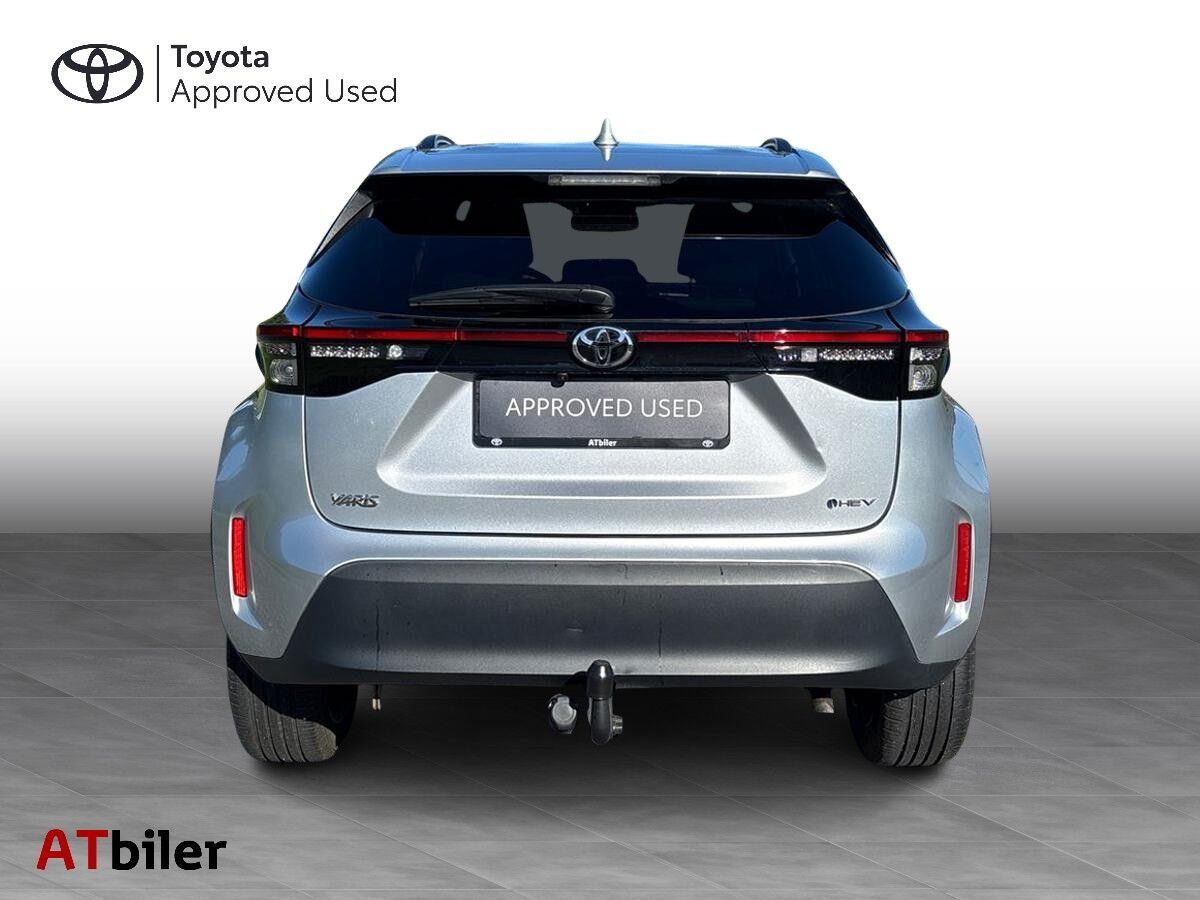 Sølv Toyota Yaris Cross fra 2024