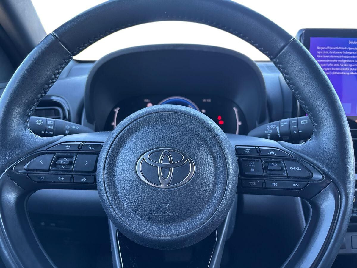 Sølv Toyota Yaris Cross fra 2024