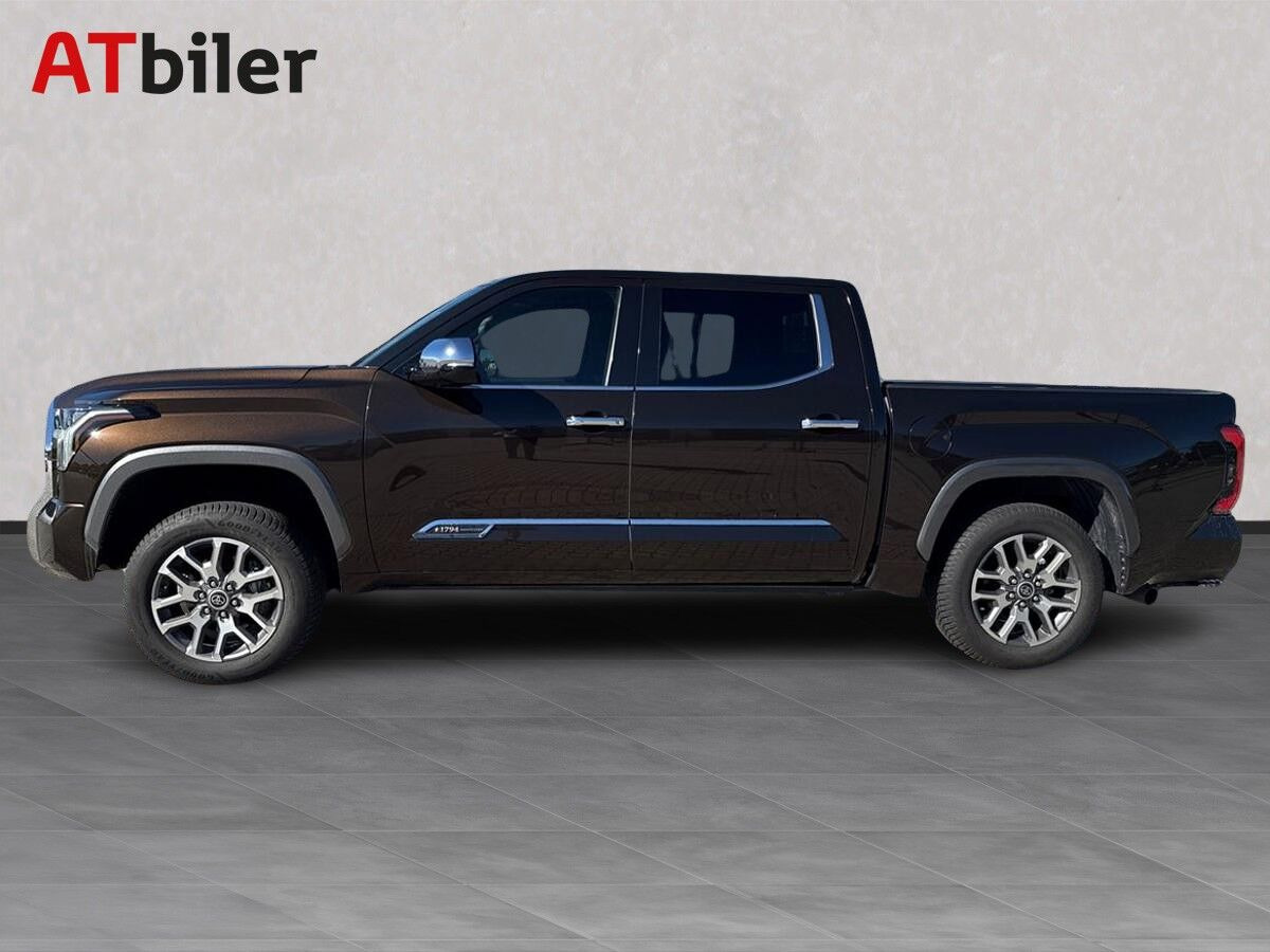 Brun Toyota Tundra fra 2023