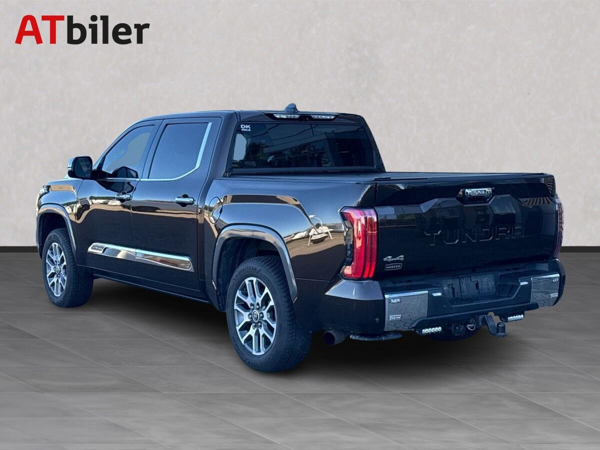 Brun Toyota Tundra fra 2023