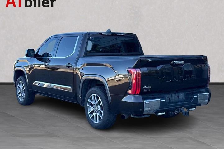 Brun Toyota Tundra fra 2023