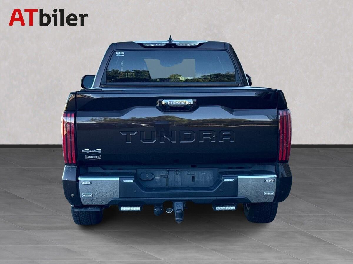 Brun Toyota Tundra fra 2023