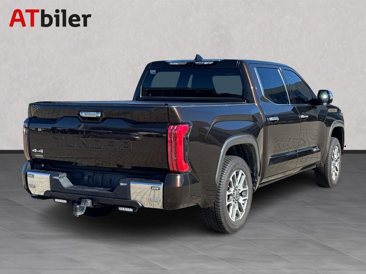 Brun Toyota Tundra fra 2023