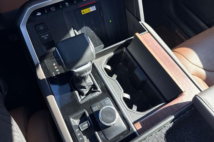 Brun Toyota Tundra fra 2023