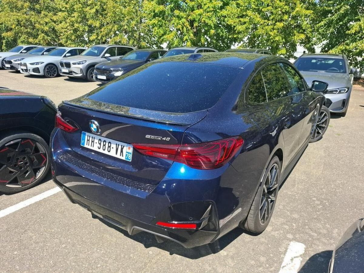 Blå BMW i4 fra 2026