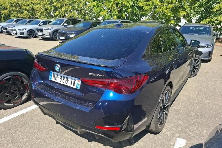 Blå BMW i4 fra 2026