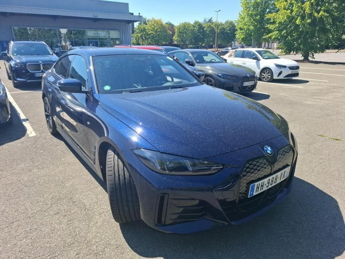 Blå BMW i4 fra 2026