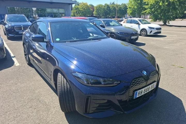 Blå BMW i4 fra 2026