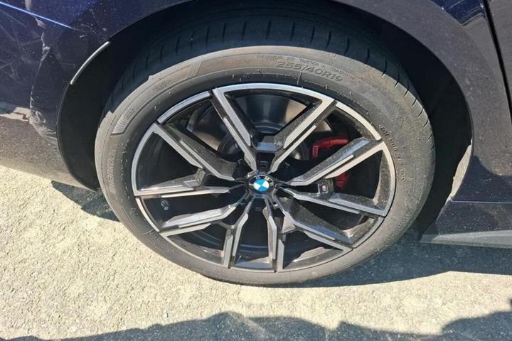 Blå BMW i4 fra 2026