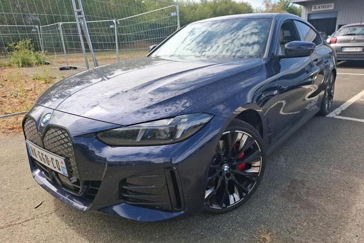 Blå BMW i4 fra 2026