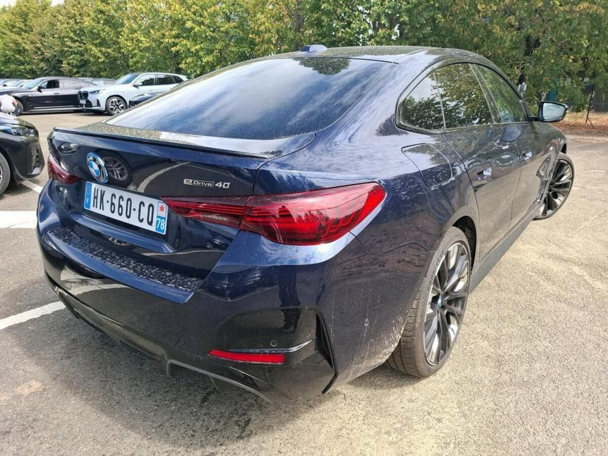 Blå BMW i4 fra 2026