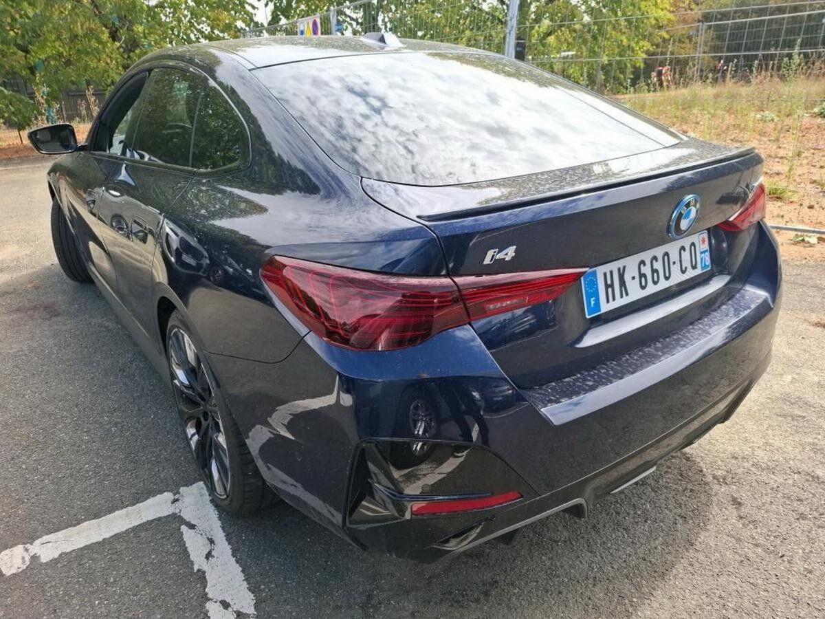 Blå BMW i4 fra 2026