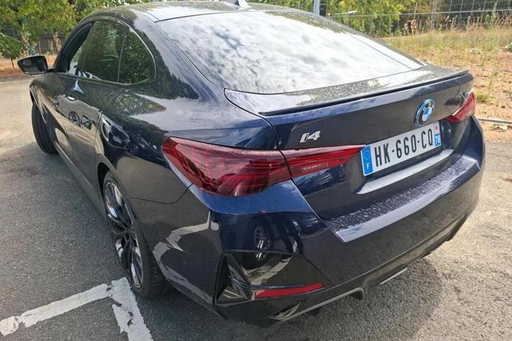 Blå BMW i4 fra 2026