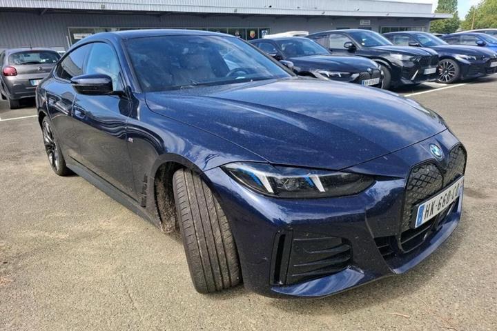 Blå BMW i4 fra 2026