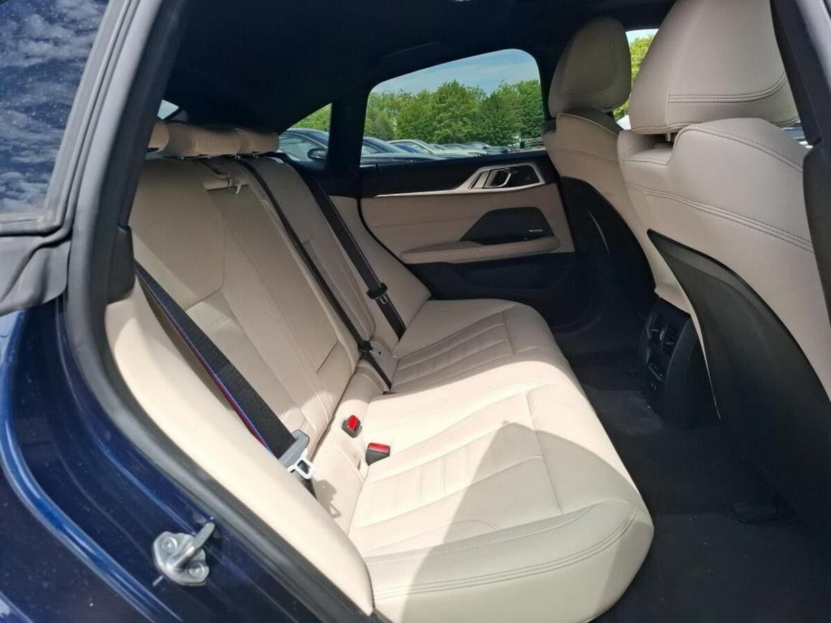 Blå BMW i4 fra 2026